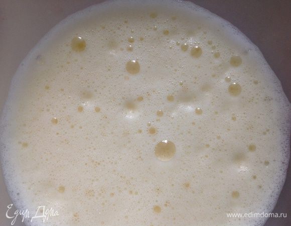 Взбить яйца.