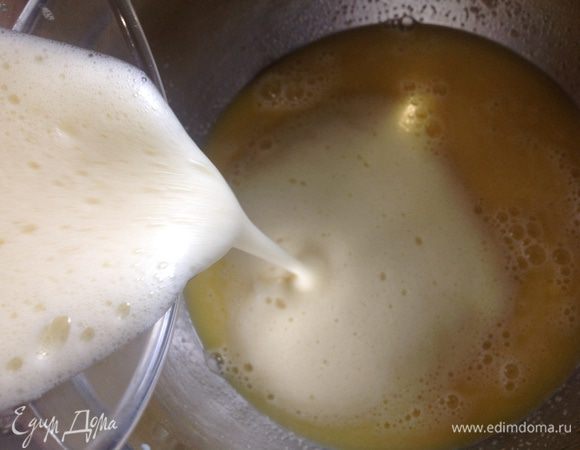 Добавить к молочной смеси. Перемешать и дать постоять минут 5.