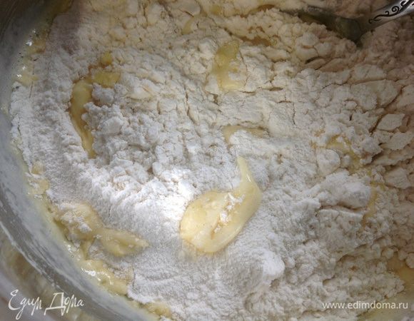 Муку просеять, постепенно подсыпая, замесить эластичное тесто.