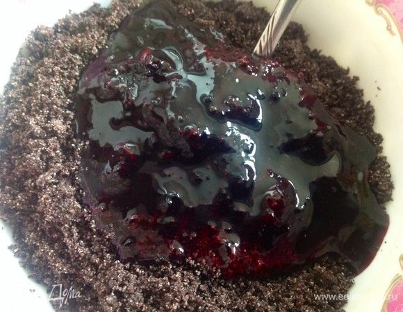 Добавить варенье и сахар. Хорошо перемешать.