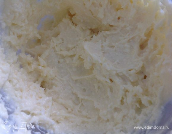Творог, яйца, сахар и ваниль взбить блендером. Продолжая взбивать, добавить масло и муку.