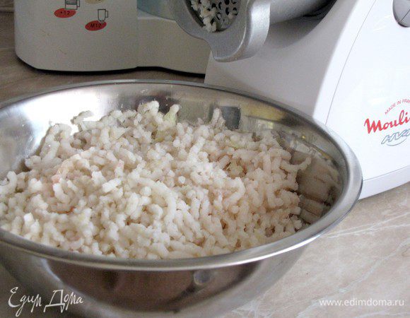 Филе белой рыбы пропустить через мясорубку вместе с луком и чесноком.