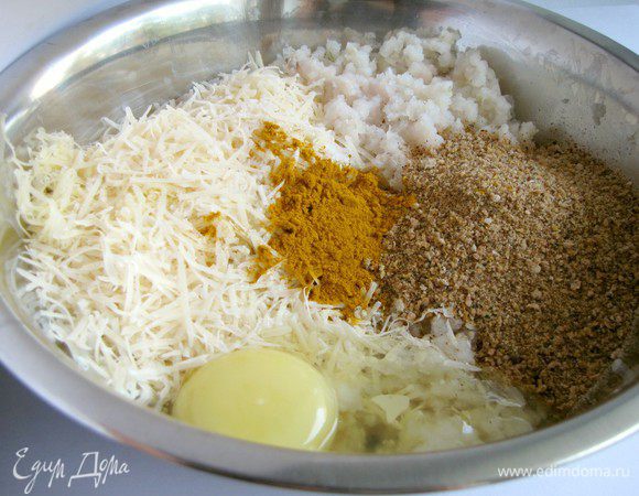 К рыбному фаршу добавить яйцо, панировочные сухари, тертый пармезан, шафран. Посолить и хорошо перемешать.
