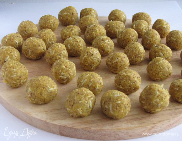 Из приготовленного фарша сделать фрикадельки диаметром около 1-1,5 см.