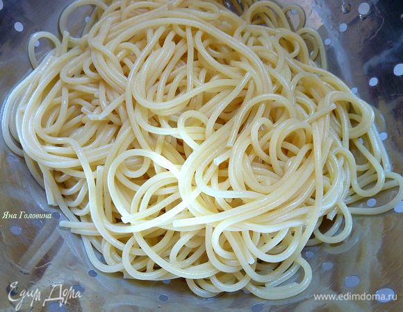 В большой кастрюле с кипящей подсоленной водой, сварить пасту в соответствии с инструкциями на упаковке.
