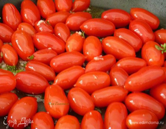 Между тем, в большой сковороде, разогреть масло,  добавить помидоры, чеснок, тимьян и жарить на среднем огне , помешивая, пока помидоры не станут мягкими и начнут лопаться , от 15 до 20 минут.
