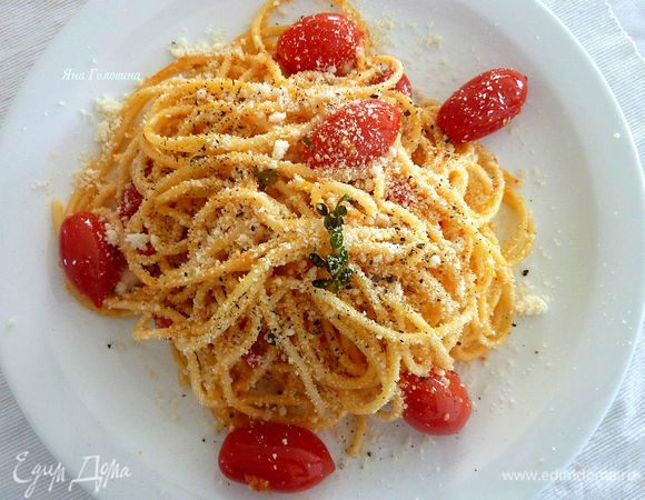 Добавить томатную смесь в пасту , перемешать . Присыпать  пармезаном.
