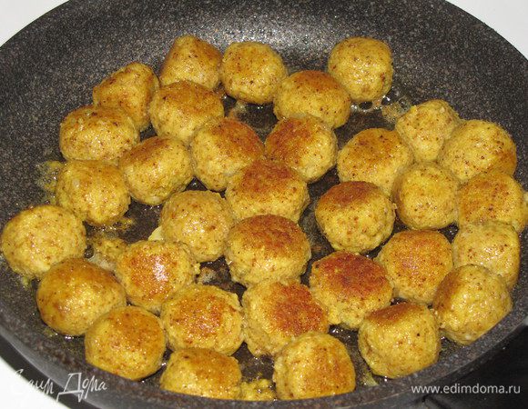 Разогреть в сковороде оливковое и сливочное масло. Добавить туда же разрезанный пополам зубчик чеснока. Обжаривать фрикадельки около 5 минут, все время потряхивая сковороду, фрикадельки не должны получиться слишком зажаренными.