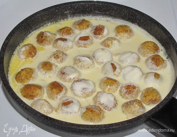 Затем добавить сливки. Посолить, поперчить и, держа на малом огне, дать соусу загустеть.