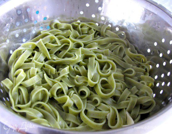 Тем временем отварить тальятелле аль денте, отбросить их на дуршлаг, дать стечь жидкости.