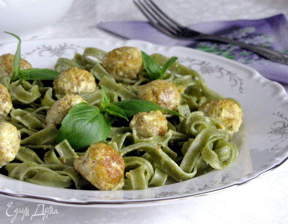 Добавить тальятелле в приготовленный сливочный соус с рыбными фрикадельками, осторожно перемешать. Выложить на тарелки, украсить листиками базилика. Наше блюдо готово.  Приятного аппетита!