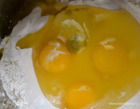 Начнем с приготовления теста для тальятелле. На рабочую поверхность стола насыпать горкой муку, в центре сделать углубление и разбить туда три яйца, добавить столовую ложку оливкового масла и шепотку соли. Смешать все ингредиенты и замесить тесто, как для домашней лапши. Вымешивать около 15 минут, пока тесто не станет гладким и эластичным. (я при замесе теста на пасту пользуюсь кухонным комбайном, мне это позволяет экономить время)))) Сформировать из теста шар, обернуть его пищевой пленкой и убрать в холодильник минимум на один час.   