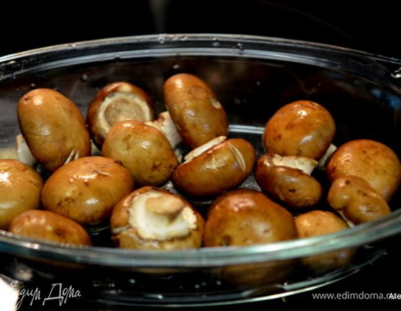 Разогреть духовку до 180 гр. Форму жаропрочную смазать сливочным маслом маслом 1 ст.л.
Выложить помытые грибочки. Посолить и поперчить. Сбрызнуть оливковым маслом. Сверху выложить маленькие кусочки масла 1 стол.л.