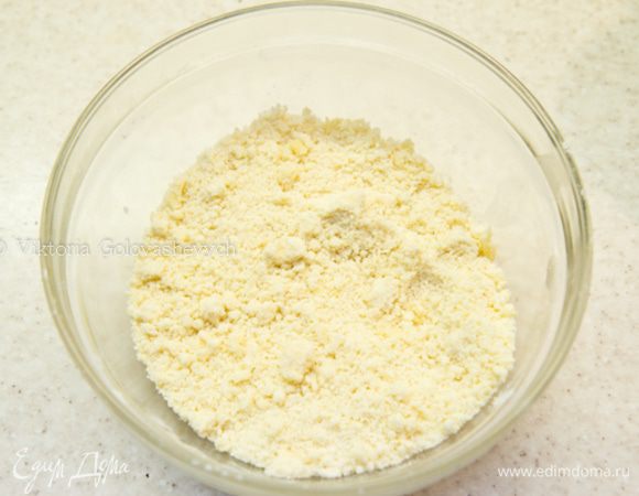 ПЕСОЧНОЕ ТЕСТО С МИНДАЛЕМ:
Масло положить в миску с просеянной мукой, добавить миндальную муку, сахарную пудру, соль и растереть руками в крошку. 