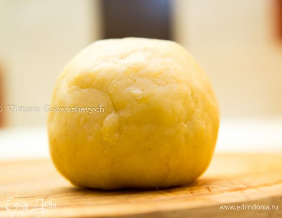 Добавить яйцо и сформировать руками шар. Завернуть в пленку, охладить в течение 2-х часов.