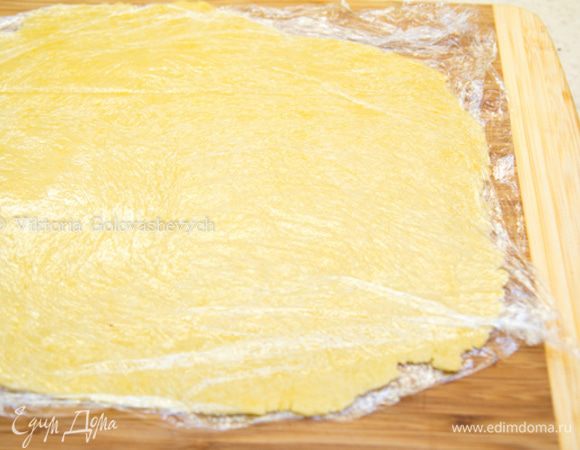 Основу раскатать тонко, выложить в форму для выпечки d 20 см и h 2 см, охладить в течение 30 мин перед выпечкой.