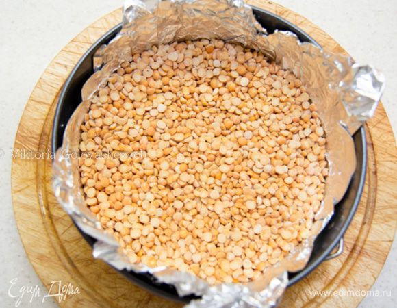 Духовку нагреть до 170С, выпечь под грузом с пергаментом (рис, фасоль) до золотистого цвета приблизительно в течение 20 мин. Остудить.