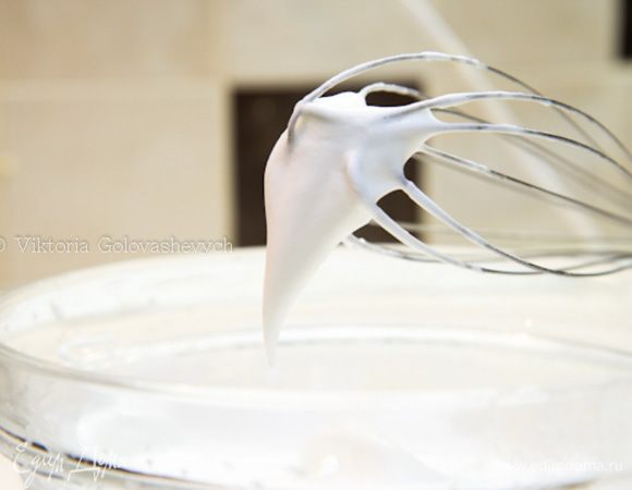 СЛИВОЧНЫЙ МУСС НА ОСНОВЕ ПАРМЕЗАНА:
Готовим швейцарскую меренгу. Для этого сахар с белком нагреваем на водяной бане до 55 С, постоянно помешивая. Как только достигли необходимой температуры, снимаем миску с бани и взбиваем на высокой скорости миксера до стадии «птичьего клюва» и до тех пор пока меренга не остынет до комнатной температуры.
