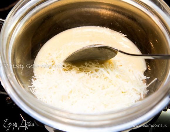 Желатин растворяем в молоке, подогреваем и даем распуститься.
Пармезан трем на мелкой терке, смешиваем с молоком и желатином. Ставим на водяную баню и даем пармезану растаять, периодически помешивая (примерно 5 минут). Снимаем с водяной бани и даем остыть до комнатной температуры.
