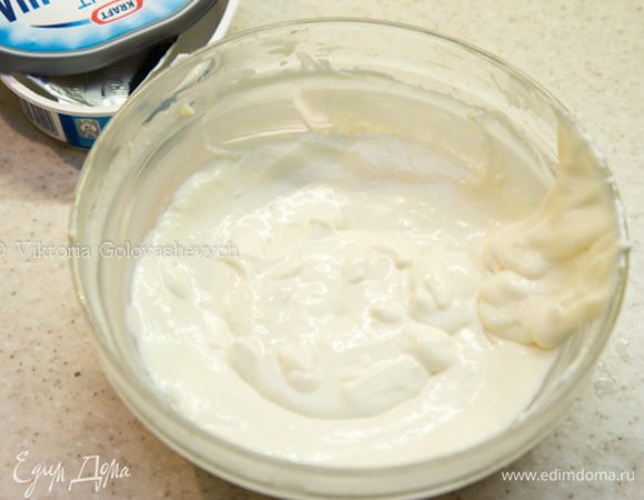 Добавляем к смеси пармезана с молоком сыр «Филадельфия» и с помощью блендера взбиваем до однородного состояния.