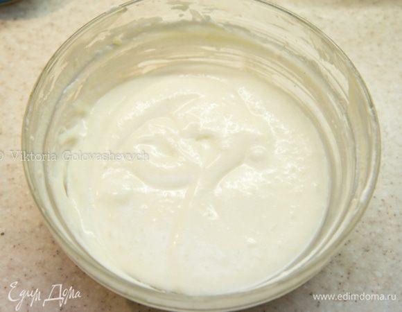 Теперь в несколько приемов вводим меренгу.
Переливаем крем в форму (на 2 см меньшую в диаметре, чем основа из песочного теста) и убираем в морозильную камеру не менее чем на 2 часа.