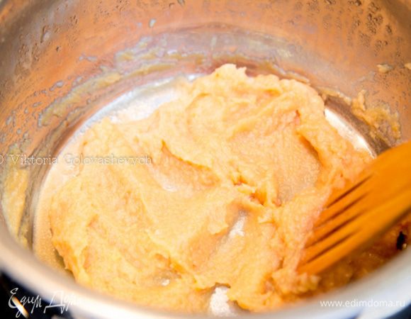 КОНФИТЮР ИЗ АЙВЫ:
Айву порезать на кубики любого размера.
Сахар смешать с водой и лимонной кислотой. Отправить айву в сироп и варить на среднем огне до мягкости. Перебить блендером в неоднородное пюре. Вернуть на огонь и варить, постоянно помешивая до светло-оранжевого (или бежевого, зависит от сорта) цвета. Готовность айвы можно проверить помешав ложкой, а затем стряхнув, он должна упасть с ложки густой массой, а не стекать (примерно 30 минут). 
Переложить конфитюр в закрывающуюся емкость и оставить до использования.
