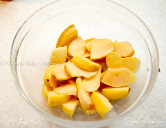 СБОРКА:
Айву разрезать на дольки, очистив от косточек. Затем дольки разрезать еще пополам. В сотейнике смешать воду, сахар, лимонную кислоту, довести до кипения, положить в сироп дольки айвы и варить до такой стадии, когда айва уже стала мягкая, но еще достаточно плотная, чтоб хорошо держать форму (примерно 15 минут). Дольки вытащить из сиропа, сироп сохранить.
