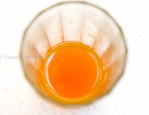 Развести желе для торта согласно инструкции на упаковке в сиропе сохранённом от варки айвы. Такое желе застывает при температуре 45 С, поэтому оно должно оставаться достаточно горячим (примерно 50С)