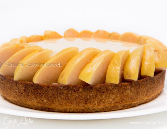 Сливочный мусс на основе пармезана вытащить из морозилки, извлечь из формы, перевернув на решетку. И облить мусс желе для торта.  Далее надо действовать без промедления, так как мусс при комнатной температуре становится мягким и его трудно будет перенести на тарт.

Выложить сливочный мусс на конфитюр, который уже находится в основе тарта, стараясь выложить диск из мусса по самому центру.
По кругу украсить тарт дольками айвы.
