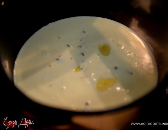 Поставим на огонь сливки, порезаный мелко чеснок и тимьян и готовим примерно 5 мин.не доводим до кипения.  Выльем поверх грибов.