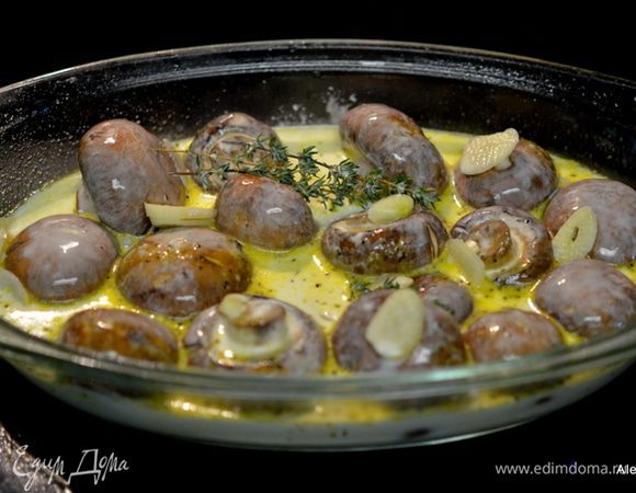 Поставим на 30 мин. в горячую духовку.  Достанем из духовки. Увеличим тем-ру до 200 гр. Посыпаем по желанию пармезаном и вернем в духовку на 5-10 мин.