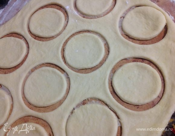 Приступим к формовки винограда! )))
Тесто разделить пополам. Часть теста оставить для формовки "листиков" и "усиков". Раскатать тесто в пласт толщиной 5-7 мм и вырезать кружочки стаканом.