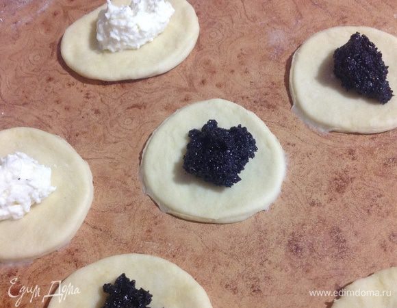 Выкладываем в середину начинку.