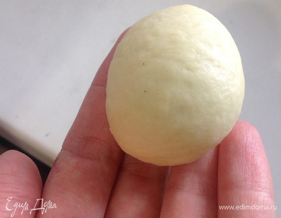 Защипнуть края и сформировать шарик... т.е. "ягодку")