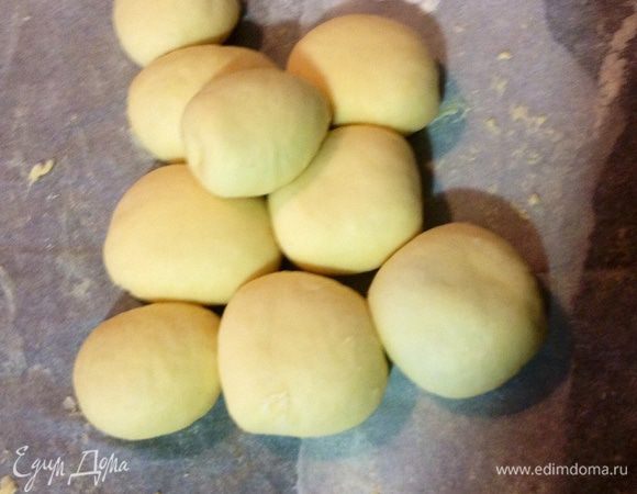 Шарики складывать на противень, застеленный пергаментной бумагой и смазанной сливочным маслом, в виде грозди винограда!