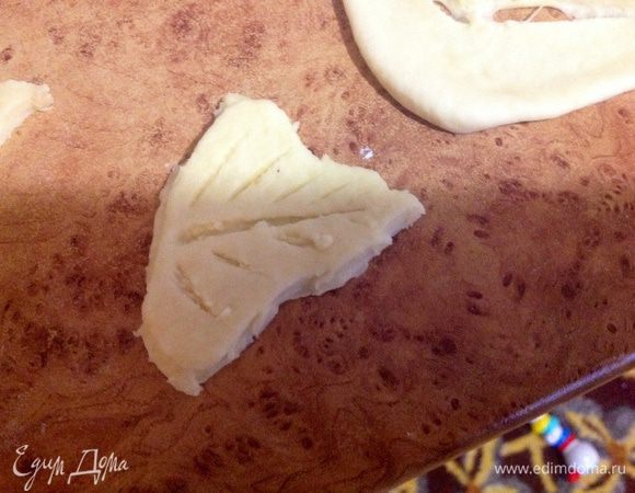 Из теста вырезать "листики"...