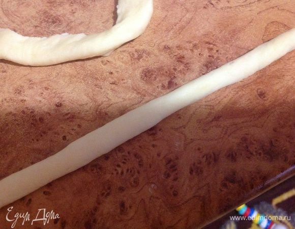 ....и скатать "усики".