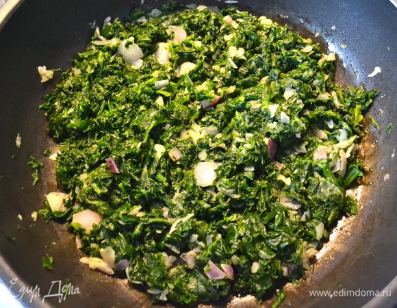 Цукини нарезать небольшими кружочками. В большой сковороде разогреть 3 ст.л. оливковго масла и положить обжариваться 30 г мелко нарезанного лука шалот, нарезанные цуккини и шпинат. Посолить и отставить. 
