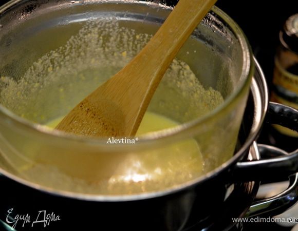 Соорудим водяную баню на медленном огне. В посуде помешиваем желтки с сахаром и ванилином, добавим цедру половины лимона. Мешаем примерно 4 мин. Снимем с огня.