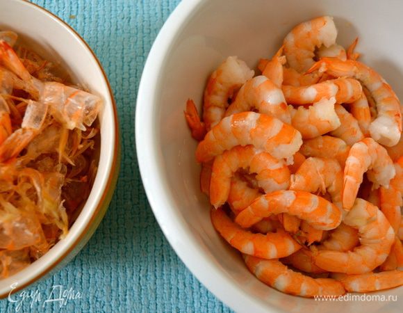 Креветки очистить.