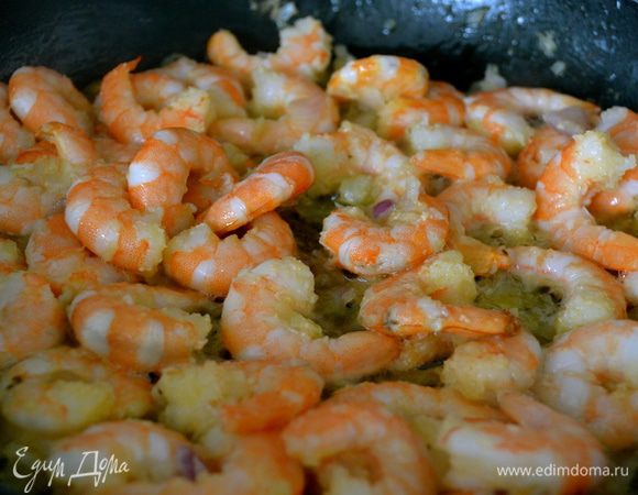 В сковороду налить 3 ст.л. оливкового масла, положить оставшиеся 40 г нарезанного лука, креветки и начать обжаривать. Через 3-4 минуты добавить 40 г сухого Мартини и позволить креветкам схватиться огнем - фламбировать! (я этого не делала..., просто добавила совсем немного сухого белого вина и позволила ему испариться) 