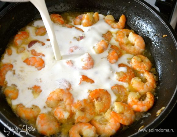 Влить свежие сливки и позволить соусу с креветками увариться до густого состояния. Отставить в сторону.