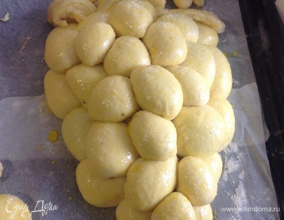 Дать тесту постоять 15 минут, смазать желтком,посыпать сахаром и поставить выпекаться 30-35 минут при температуре 180 градусов.