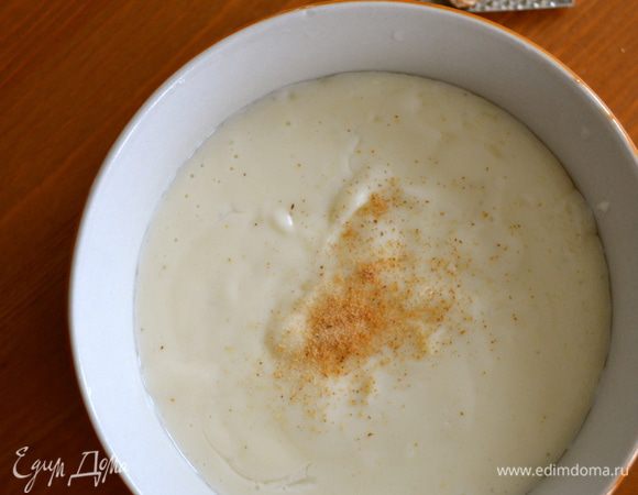 Приготовить соус бешамель. В чугунке растопить сливочное масло. Добавить муку и энергично размешать. Влить горячее молоко, постоянно размешивая, чтобы избежать образования комочков. Проварить соус бешамель около 10 минут на маленьком огне, помешивая венчиком. Посолить и поперчить по вкусу. В самом конце добавить немного мускатного ореха. Можно переложить соус в миску и накрыть его пищевой пленкой в контакте с поверхностью, чтобы избежать появления пленки на соусе (простите за тавтологию).  