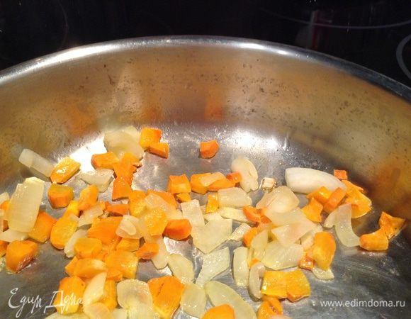 Морковь и лук обжарить в оливковом (можно растительном) масле.