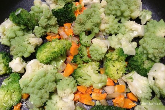 Выложить в емкость для выпечки морковь с луком, добавить капусту (соцветия разрезать на 1/2).