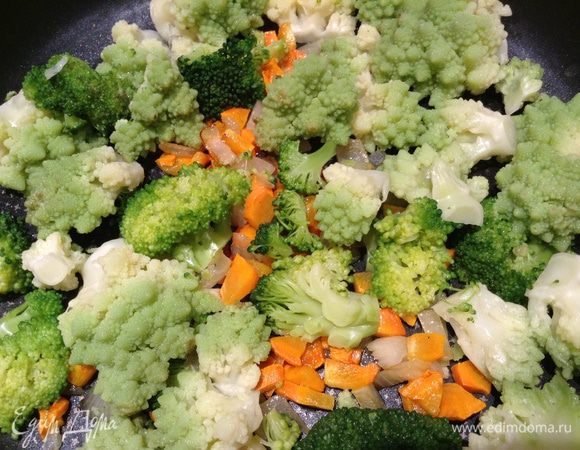 Выложить в емкость для выпечки морковь с луком, добавить капусту (соцветия разрезать на 1/2).