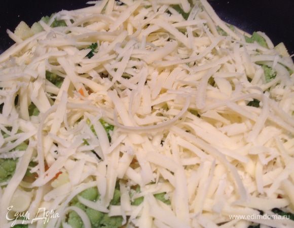 Залить смесью из яиц и сливок. Сверху посыпать сыром.