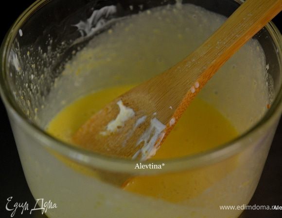 Добавим  в общую массу сметану, перемешаем.