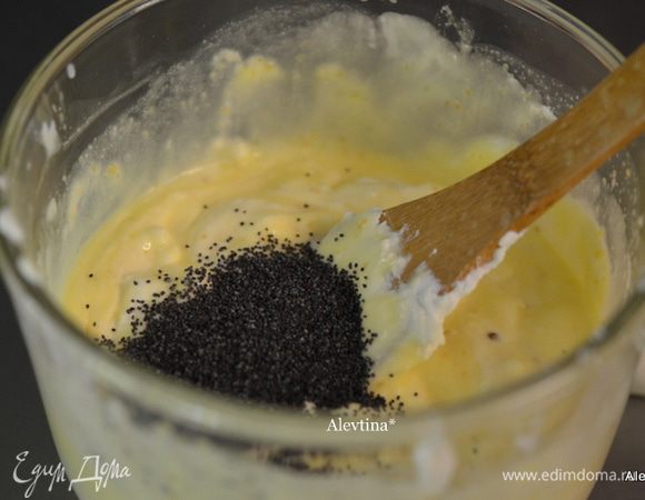 Взбить сливки до мягких пиков, смешаем с яичной массой. Осторожно перемешаем, добавим мак сухой. Перемешаем все.